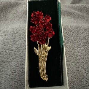 VTG Avon Signed DM 97 Rose Bouquet Brooch NWT In Original Box (Gold Tone)